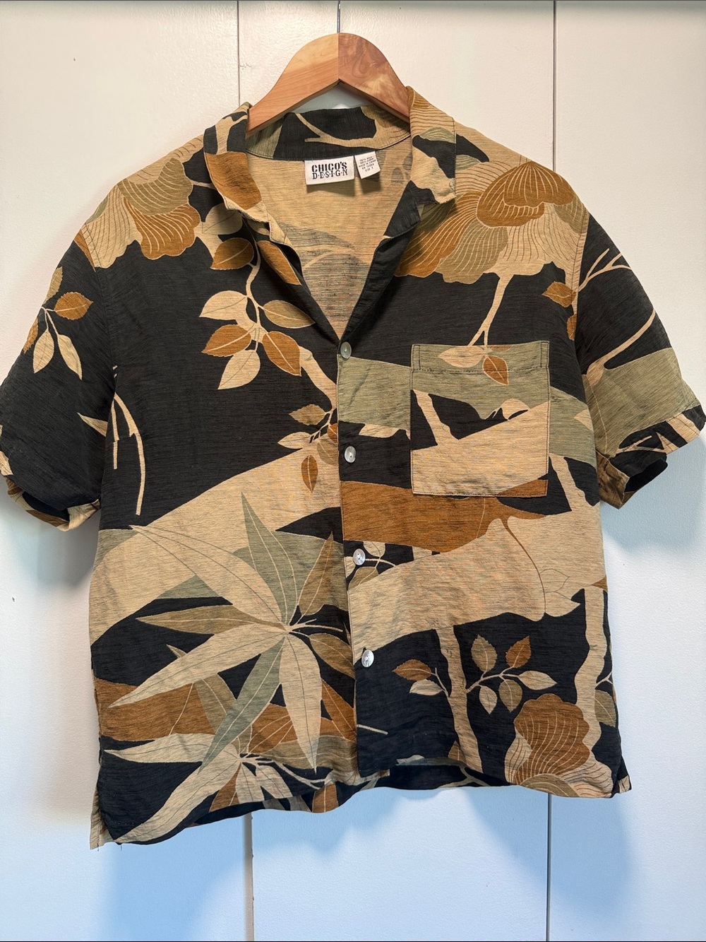 Casual Floral Short-Sleeve Button-Down Shirt in Black and Tan